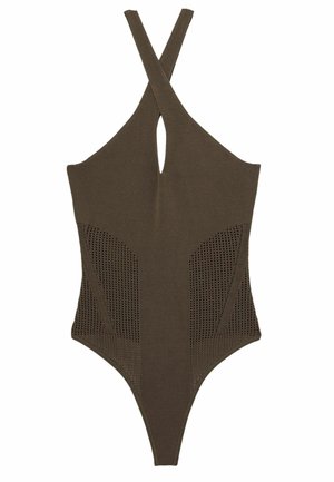 Bañador de una sola pieza de color marrón, con tirantes cruzados, detalle recortado en la parte trasera y paneles laterales perforados para ventilación.