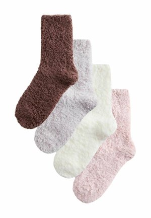 Quattro paia di calzini soffici e accoglienti in marrone, grigio chiaro, bianco e rosa pallido, disposti sovrapposti su uno sfondo bianco.