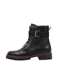 Bottines en cuir noir avec finition texturée, lacets, une sangle de boucle sur le côté et une semelle robuste. Présente un petit talon et des détails cousus.