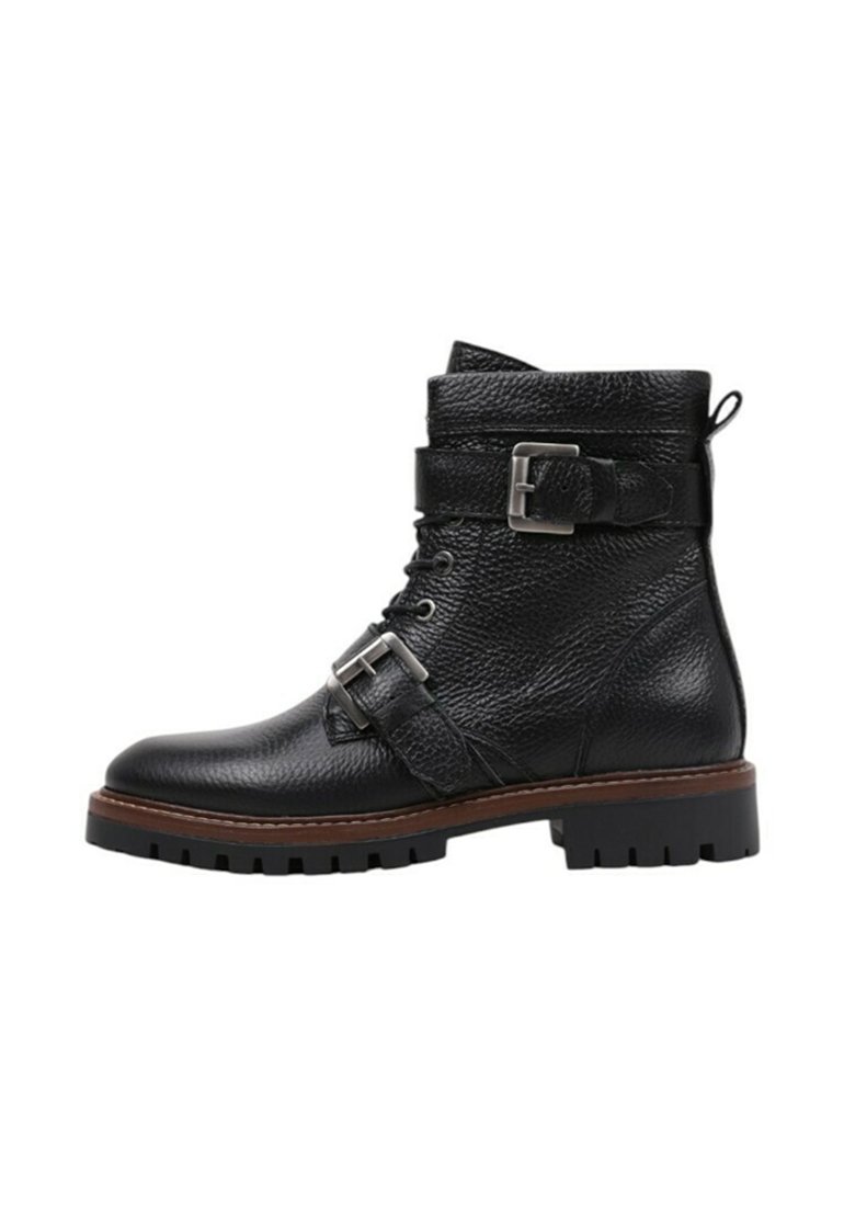 Bottines en cuir noir avec finition texturée, lacets, une sangle de boucle sur le côté et une semelle robuste. Présente un petit talon et des détails cousus.