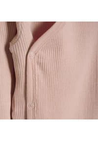 Lichtroze ribgebreide cardigan met een V-hals, voorzien van een rij knopen en een soepele textuur. Geen zichtbare patronen of extra accenten.