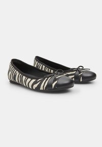 Fekete-fehér zebra mintás balettcipők fekete bőrtalpú orrral és masni díszítésével, puha textil felsőrész és lapos talp jellemzi.