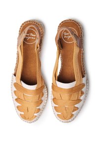 Tan-färgad espadrillos med vita detaljer, med en vävd struktur, korsade remmar och en flätad jutesula. Ingen klack, sko med lätt påtagning.