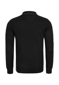 Svart stickad tröja med polokrage, långa ärmar och ribbad nederkant. Mjuk textur med en klassisk, figurnära silhuett.