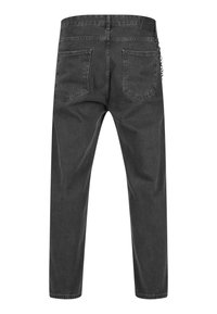 Jeans de mezclilla negra con un diseño de pierna recta, que presentan dos bolsillos traseros y un detalle de cadena en el lado izquierdo. Textura suave con un desvanecimiento mínimo.
