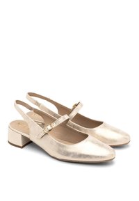 Scarpe slingback metallizzate oro con punta quadrata, tacco basso a blocco e dettagli con fibbia. Texture liscia e design minimalista.