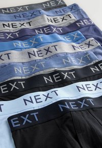 Bóxers para hombre en varios colores: negro, azul claro, azul oscuro, gris y azul marino, con cinturillas elásticas que presentan el texto "NEXT" en contraste.