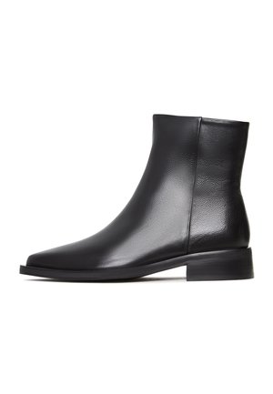 Schwarzer Leder-Stiefelette mit niedrigem Blockabsatz, glatter Oberfläche und seitlichem Reißverschluss, von der Außenseite vor weißem Hintergrund gezeigt.
