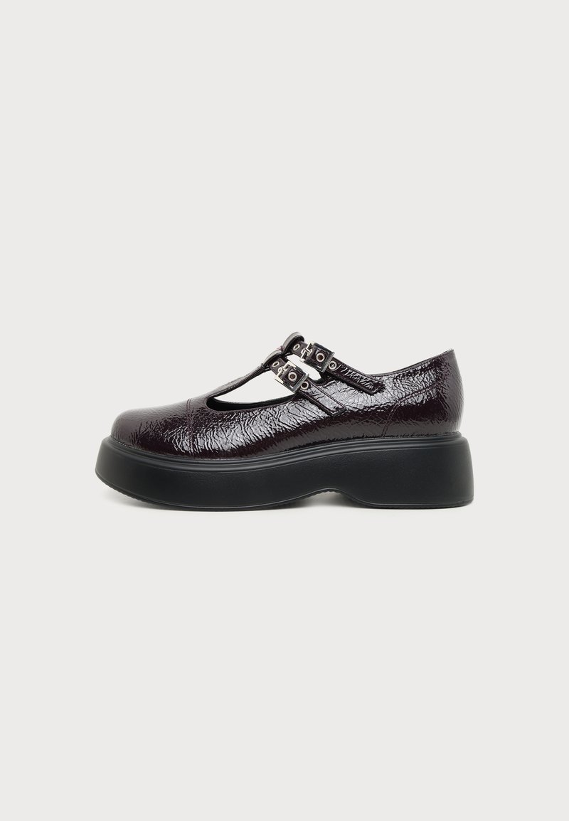 Chaussure Mary Jane en cuir verni bordeaux foncé avec double brides à boucles et une épaisse semelle plateforme noire, vue de profil.