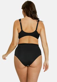 Ensemble de bikini noir comprenant un bralette avec dentelle et bretelles réglables, et un bas taille haute, mettant l'accent sur un tissu lisse et extensible.