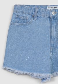 Shorts in denim azzurro chiaro con orlo sfilacciato, decorati con paillettes argento su tutta la superficie. Presentano una vita standard e tasche frontali.
