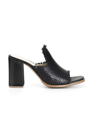 Mules à talon haut en cuir tressé noir avec un talon carré. Design ouvert à l'avant avec des bords effilochés, une tige texturée et une semelle lisse.