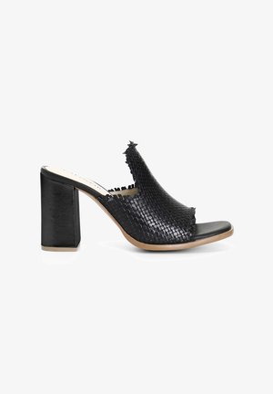 Zwarte geweven leren hoge hakken mules met een blokhak. Open teen ontwerp met rafelige randen, getextureerd bovenwerk en gladde zool.