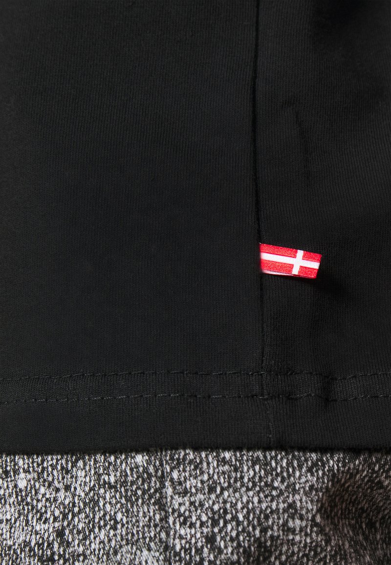 Herren T-shirts & Polos | Han Kjøbenhavn CASUAL TEE SHORT SLEEVE T-Shirt basic black/schwarz - VM37628 Herren T-shirts & Polos | Han Kjøbenhavn CASUAL TEE SHORT SLEEVE T-Shirt basic black/schwarz - VM37628