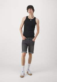 Jack & Jones JJIRICK JJORIGINAL - Shorts di jeans - black denim