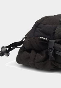 Czarny plecak z tkaniny, z pikowaną teksturą, z zapięciem na sznurki, plastikowymi elementami i bocznym paskiem. Oferuje logo oraz regulowane funkcje.