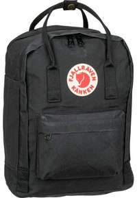 Zaino Fjällräven Kånken nero realizzato in materiale resistente, dotato di tasca frontale con zip, manici superiori e patch del logo circolare.