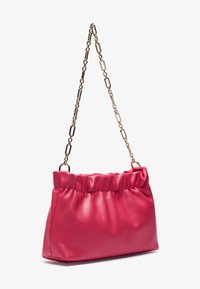 Borsa a tracolla in finta pelle rosa con parte superiore arricciata, una tracolla in catena dorata e una forma rettangolare strutturata. Texture liscia e dettagli minimi.