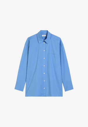 Hellblaues langärmliges Hemd mit Knöpfen, Kragen und Taschen auf der Brust, flach auf einem weißen Hintergrund präsentiert.