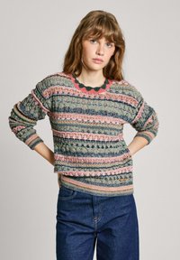 Pull en tricot avec des rayures multicolores dans des tons de bleu, rose et vert, avec un col festonné et des motifs texturés.