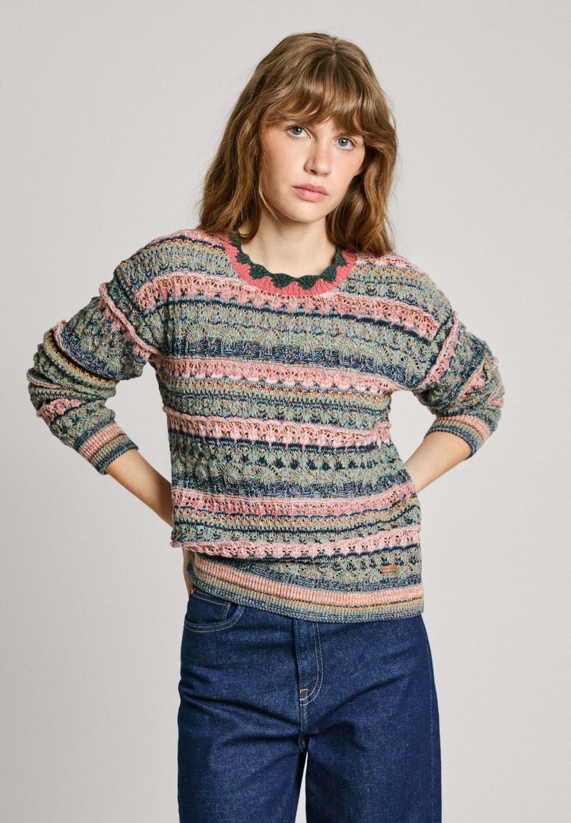 Pull en tricot avec des rayures multicolores dans des tons de bleu, rose et vert, avec un col festonné et des motifs texturés.