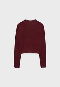 Burgundowy sweter cropped z długimi rękawami, prążkowany dekolt i dół, miękka tekstura oraz minimalistyczny design. Brak widocznych wzorów czy akcentów.