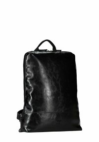Sac à dos en cuir noir avec une surface lisse et brillante, forme rectangulaire, poignée supérieure et fermeture à glissière. Présente une texture subtile et un détail de logo.