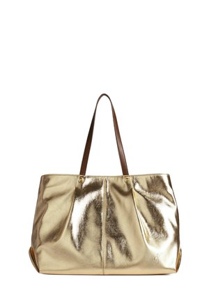 Borsa tote metallizzata oro con manici in finta pelle marrone, caratterizzata da un design a pieghe e dettagli in metallo dorato. Texture liscia e lucida.