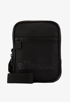 Zwarte schoudertas van textuur nylon, met een gespYdde voorkant zak, verstelbare schouderriem en reliëflogo op de voorkant.