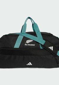 Sort duffelbag med turkise stropper, med et "All Blacks" logo og hvide accenter, tekstureret stof og en lynlåslomme.