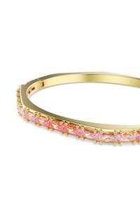 Bracciale d'oro dal design snodato, con pietre rosa a taglio marquise montate su ganci metallici lungo la fascia, dal texture liscia.