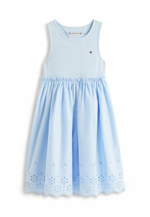 Vestido para niña sin mangas en azul claro con parte superior de punto acanalado, cintura fruncida, bajo floral con ojales y pequeño logo en el pecho.