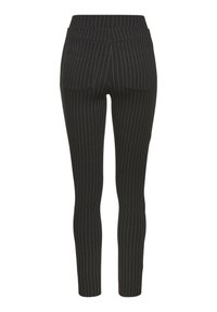 Zwarte pinstripe broek met een hoge tailleband, twee achterzakken en een slank, strak design. Gladde stof met een subtiele textuur.