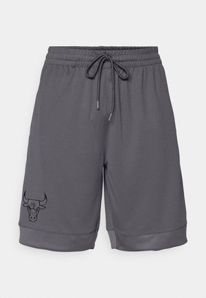 Graue Sportshorts aus strukturiertem Stoff. Verfügt über einen elastischen Bund mit Kordelzug und ein schwarzes Bullen-Logo auf der linken Seite.