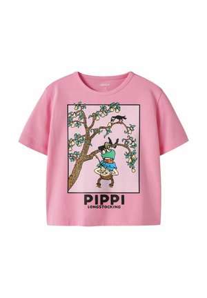 T-shirt rose avec un dessin animé de Fifi Brindacier suspendue la tête en bas à une branche d'arbre avec un corbeau à proximité et le texte « PIPPI LONGSTOCKING » en dessous.
