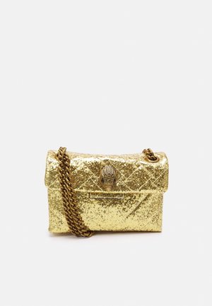 Piccolo handbag dorato glitterato con motivo trapuntato, dotato di una tracolla in catena dorata e un elegante fermaglio a forma di testa d'uccello.