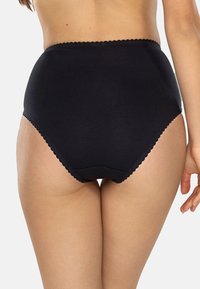 Mutandine nere a vita alta realizzate in tessuto morbido, con orlo a punto scallop e design a copertura totale sul retro.