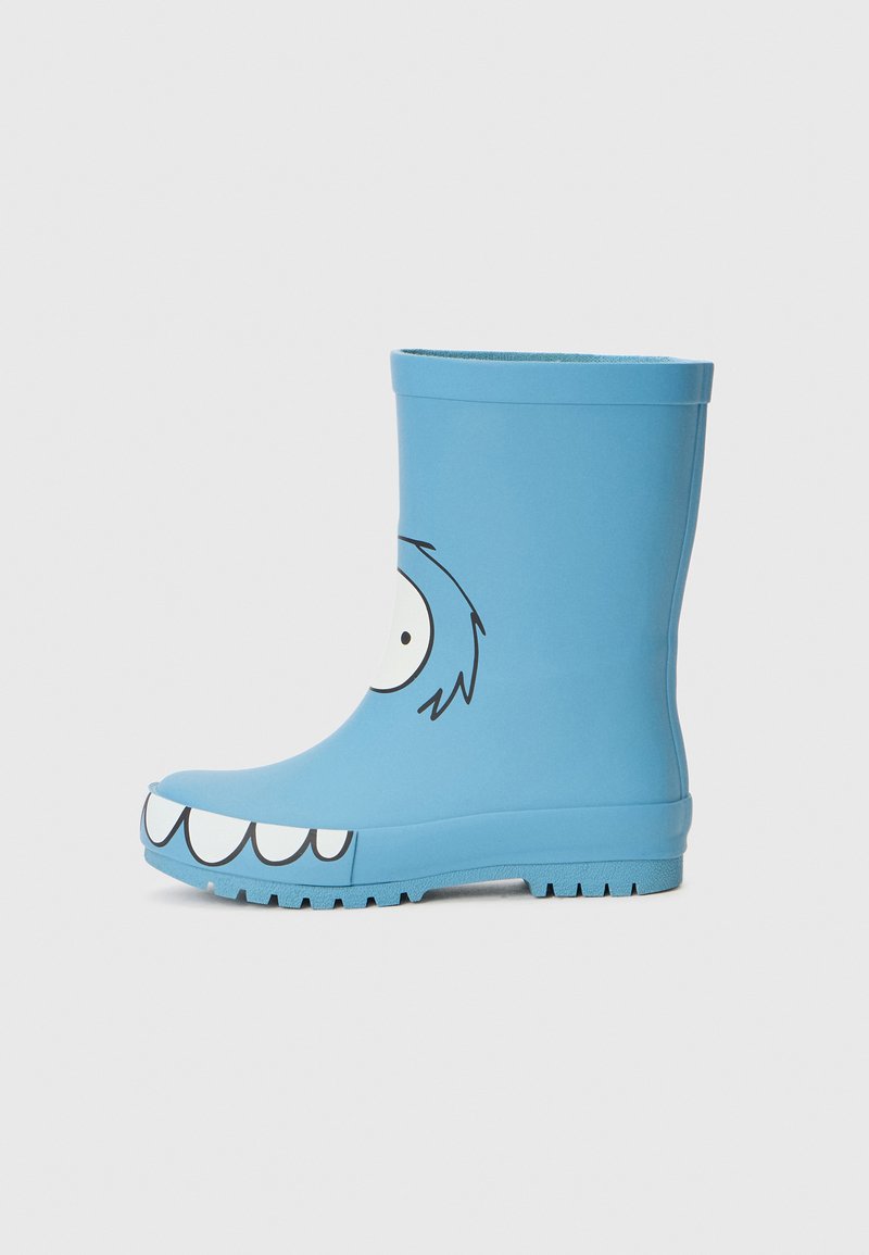 Blå gummistövlar med regnfunktionsdesign som har en tecknad ansiktsdesign med stora ögon och ett tandfullt leende. Slät textur och kontrasterande vita detaljer.