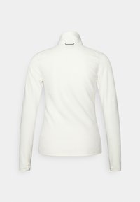 Biały, długi rękaw pulower z wysokim kołnierzem, miękką teksturą i małą czarną metką z tyłu przy szyi. Czysty, minimalistyczny design.