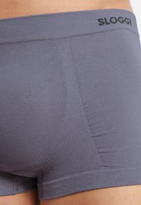 Grå Sloggi boxershorts med en glat tekstur, der har en bred waistline og et sømløst design for komfort og pasform.