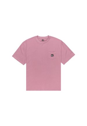 Camiseta de algodón rosa con mangas cortas, cuello redondo y un bolsillo en el pecho izquierdo con un parche de logo negro. Textura suave.