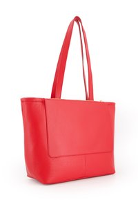 Rode leren tote bag met twee lange hengsels, een gestructureerd oppervlak en een ritsopening aan de bovenkant. Voorzien van een voorklep met een gladde afwerking.