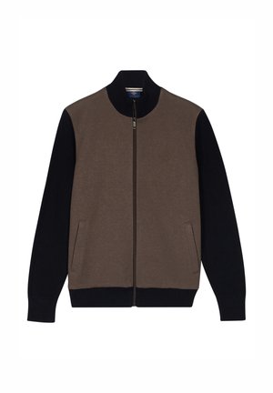 Die Zip-Jacke hat einen braunen Körper, schwarze Ärmel, gerippte Bündchen und zwei seitliche Taschen. Sie besteht aus einem weichen, strukturierten Stoff.