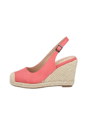 Sandalia cuña en color coral rosa con parte trasera baja, textura de yute en el tacón, parte superior de ante suave y diseño de punta redonda. Cierre con hebilla en el tobillo.