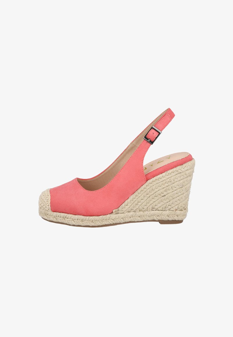 Sandalia cuña en color coral rosa con parte trasera baja, textura de yute en el tacón, parte superior de ante suave y diseño de punta redonda. Cierre con hebilla en el tobillo.