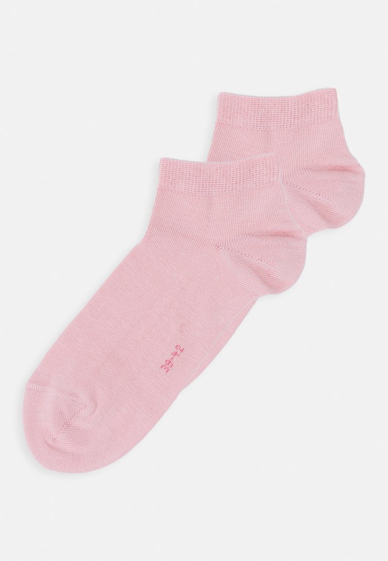 Socas de cano baixo cor-de-rosa feitas de um tecido suave, apresentando uma borda canelada e um pequeno logótipo da marca impresso numa cor contrastante.