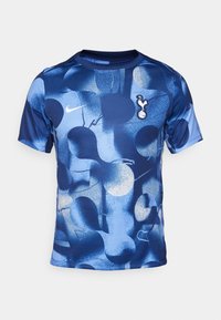 Blauwe graphic t-shirt met abstracte vormen in verschillende tinten blauw, met een ronde hals. Nike-logo en Tottenham Hotspur-embleem zijn inbegrepen.