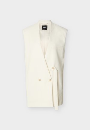 Mouwloos, op maat gemaakt offwhite gilet met brede revers, dubbele knoopsluiting en een ingestikte riem op een effen achtergrond.