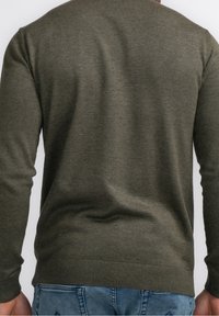 Maglione a maglia verde oliva con maniche lunghe, polsini a coste e orlo, caratterizzato da una texture liscia e un design aderente.