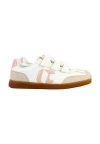 Sneaker bianco con dettagli rosa, con punta in suede, tre cinghie in Velcro e una suola in gomma marrone flessibile.